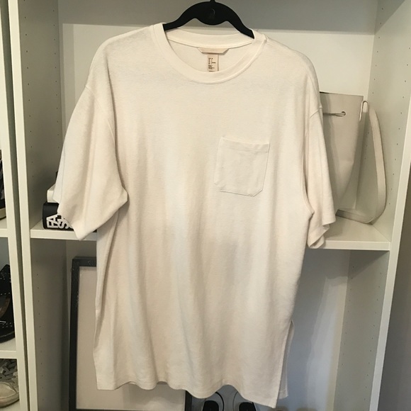 H&M Tops - H&M Oversized White T-Shirt w/ Pocket. Size Small
